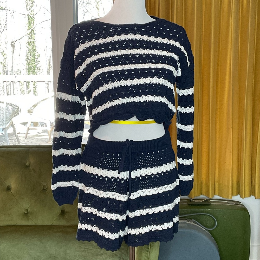 😊  House of Harlow 1960 2 piece crochet sweater & shorts set medium